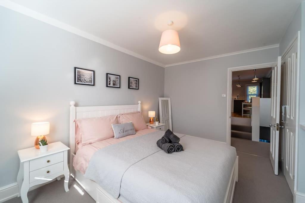 בורנמות' A Beautiful And Stylish 2 Bed Flat Close To Beach מראה חיצוני תמונה