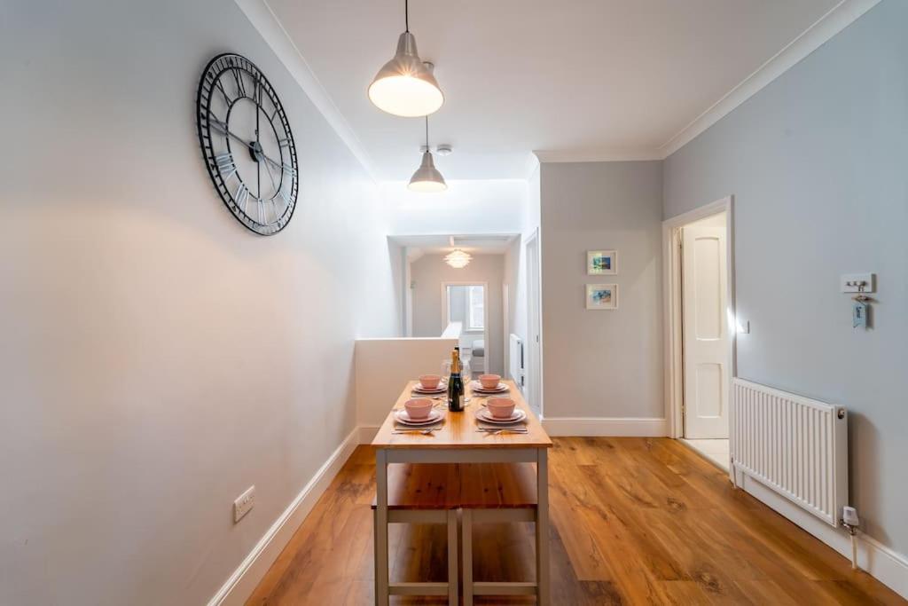 בורנמות' A Beautiful And Stylish 2 Bed Flat Close To Beach מראה חיצוני תמונה