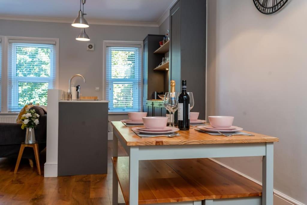 בורנמות' A Beautiful And Stylish 2 Bed Flat Close To Beach מראה חיצוני תמונה
