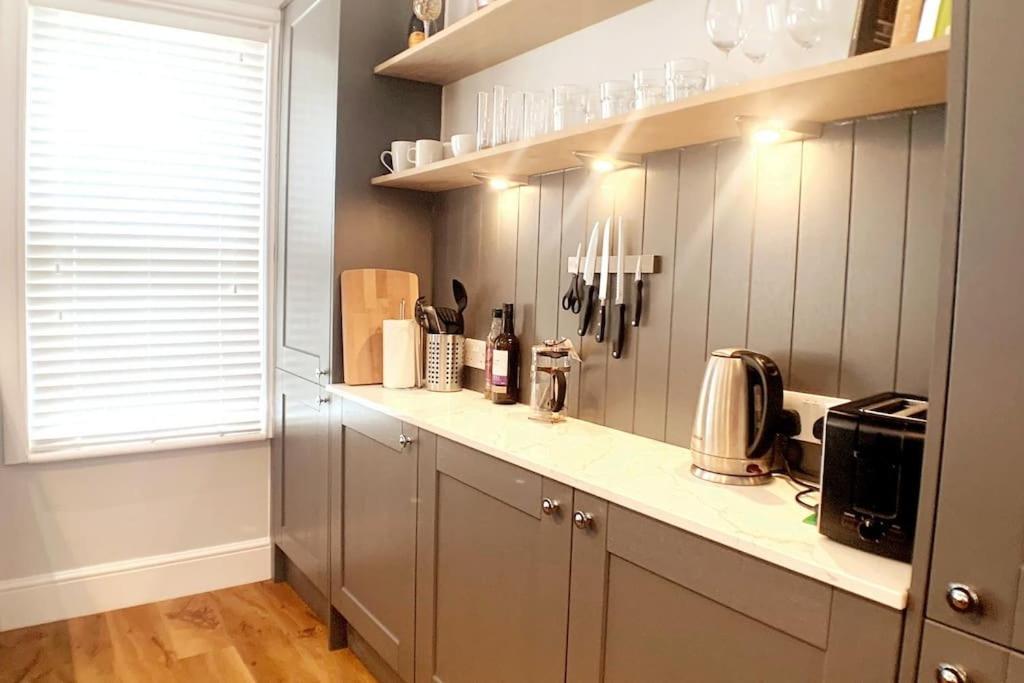בורנמות' A Beautiful And Stylish 2 Bed Flat Close To Beach מראה חיצוני תמונה