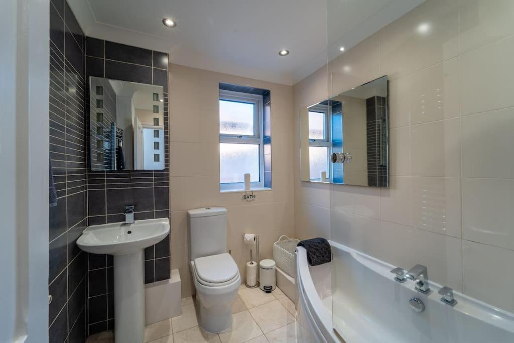בורנמות' A Beautiful And Stylish 2 Bed Flat Close To Beach מראה חיצוני תמונה