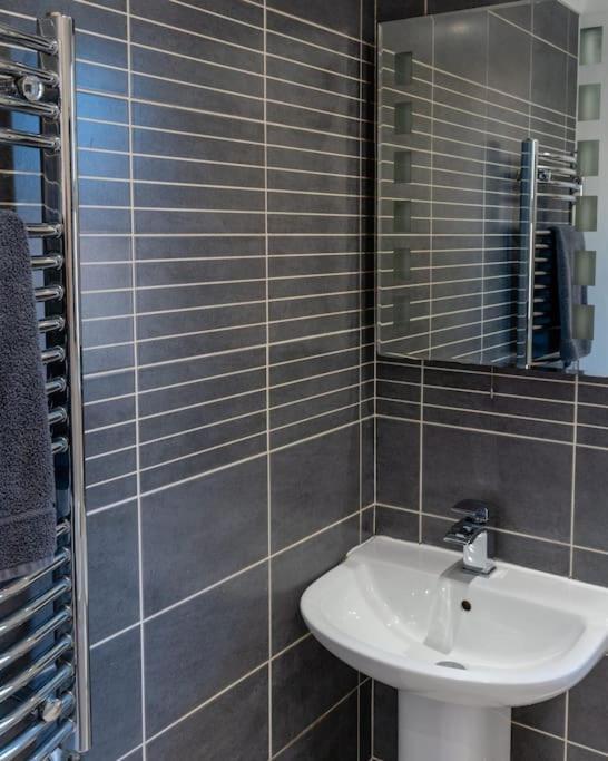 בורנמות' A Beautiful And Stylish 2 Bed Flat Close To Beach מראה חיצוני תמונה