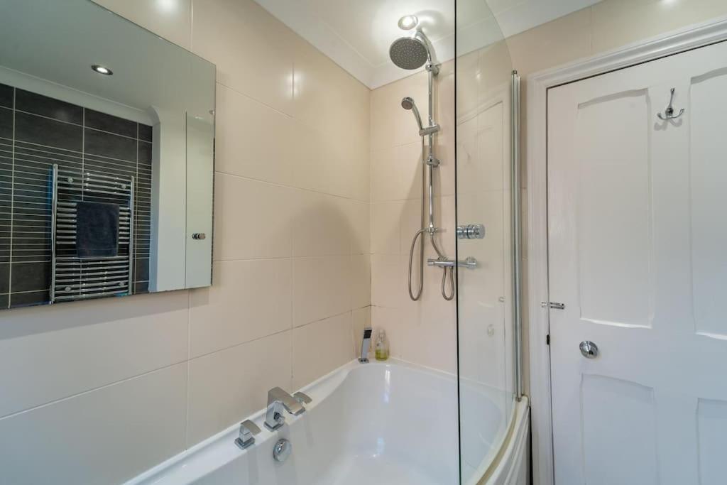 בורנמות' A Beautiful And Stylish 2 Bed Flat Close To Beach מראה חיצוני תמונה