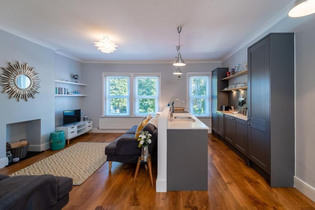 בורנמות' A Beautiful And Stylish 2 Bed Flat Close To Beach מראה חיצוני תמונה