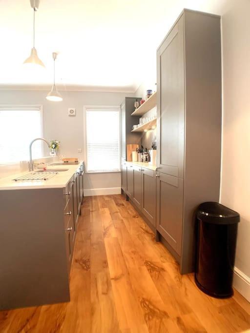 בורנמות' A Beautiful And Stylish 2 Bed Flat Close To Beach מראה חיצוני תמונה
