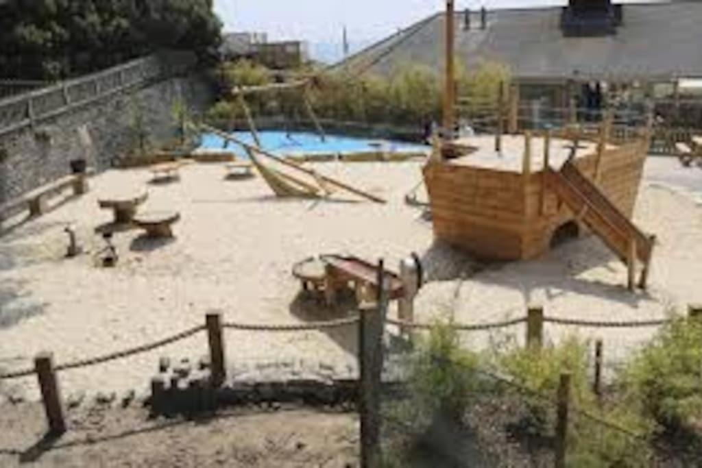 בורנמות' A Beautiful And Stylish 2 Bed Flat Close To Beach מראה חיצוני תמונה