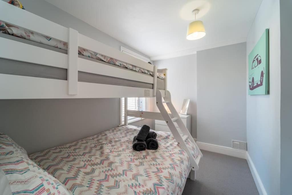 בורנמות' A Beautiful And Stylish 2 Bed Flat Close To Beach מראה חיצוני תמונה